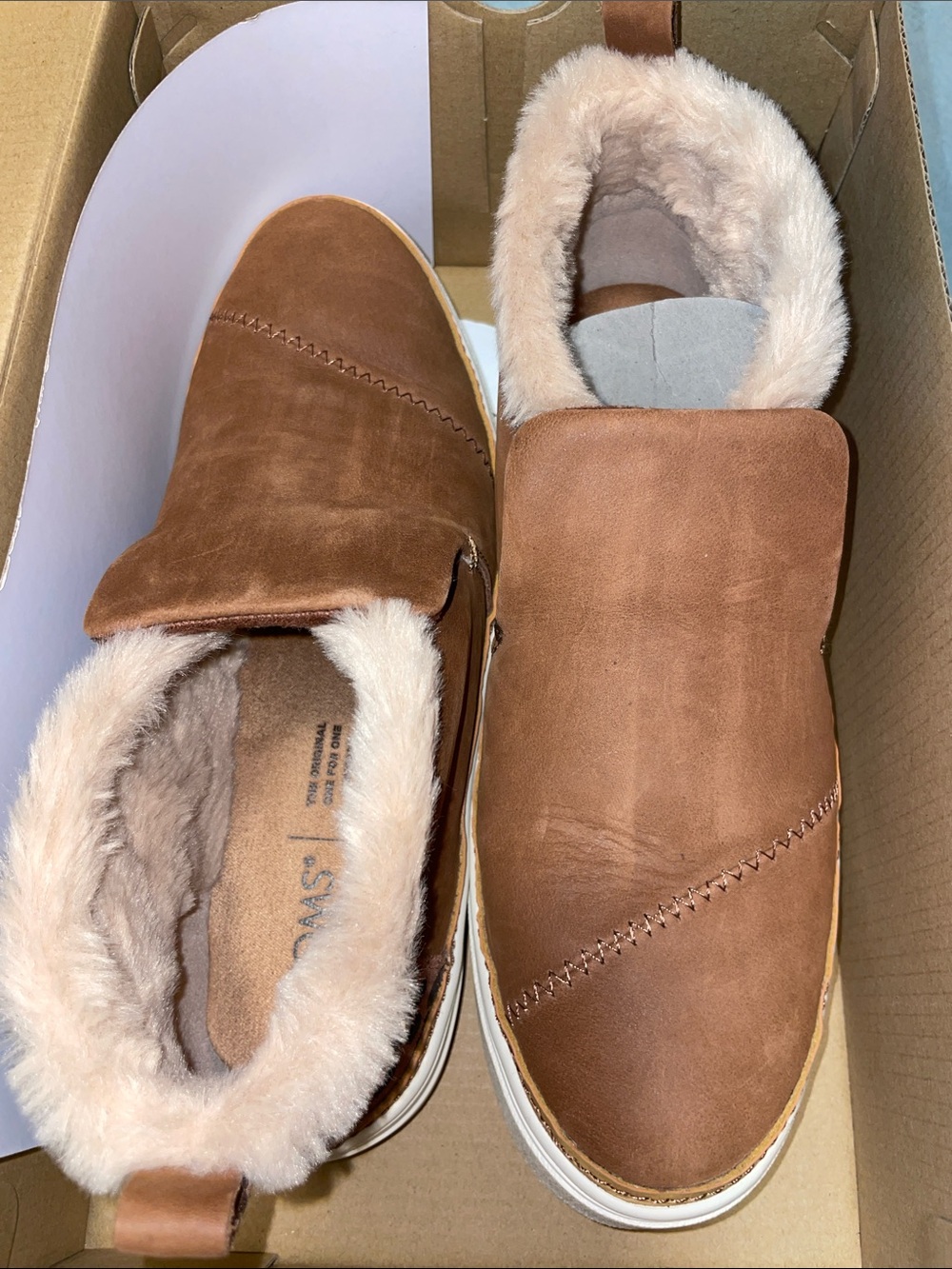 Tom’s Faux fur lined boots shoes size 7 suede leather tan rubber soles autumn - Picture 5 of 5